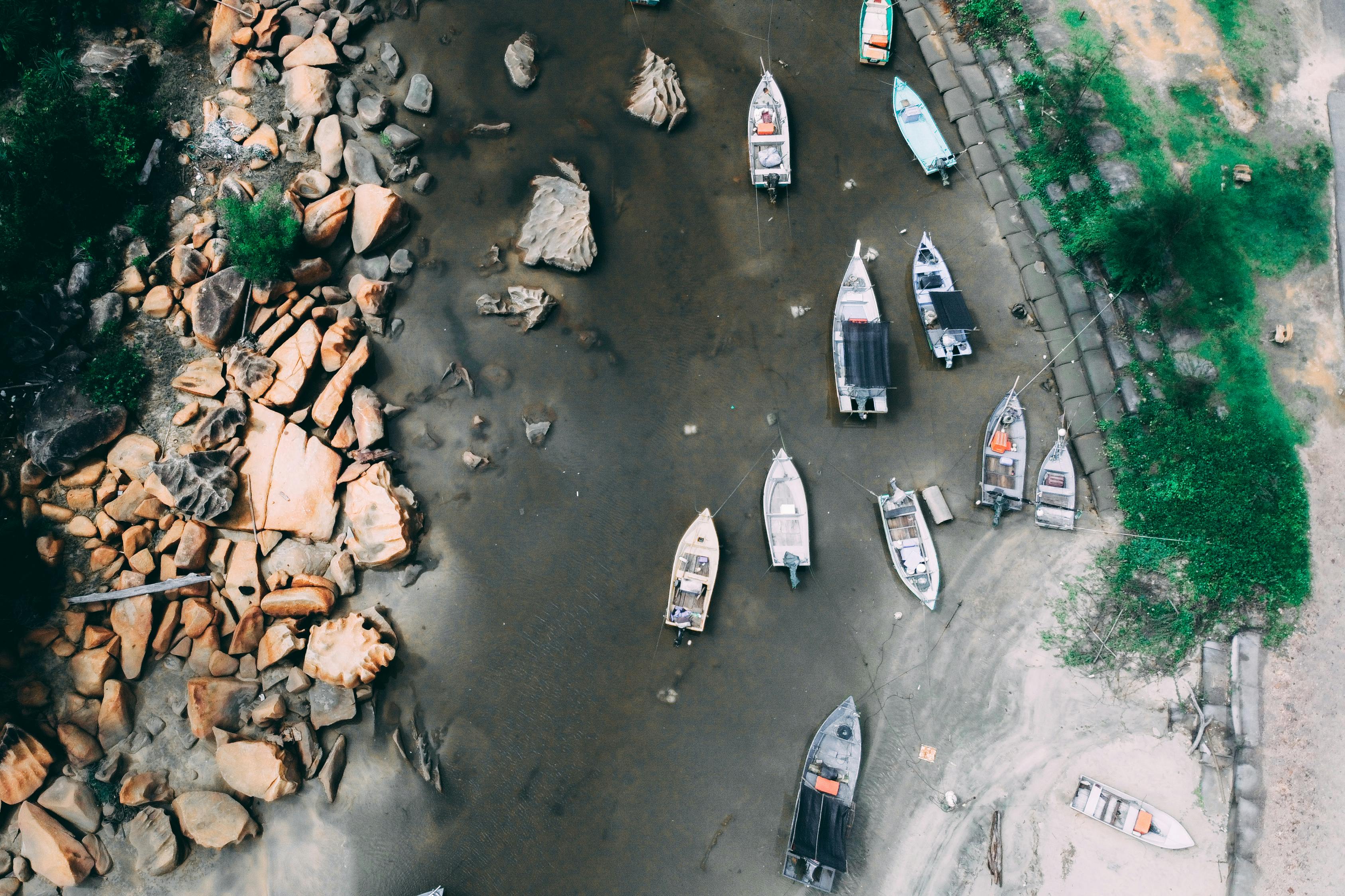 从鸟瞰视角看去，停泊在岩石河岸的船只构成了一幅宁静的户外景观