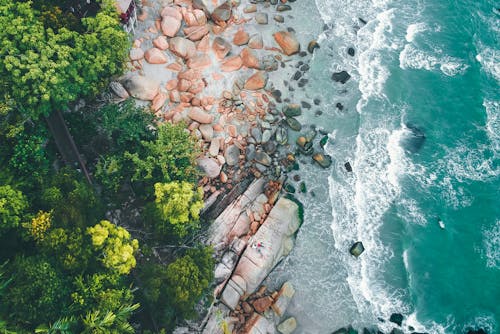 免费 岩石海岸的顶视图照片 素材图片