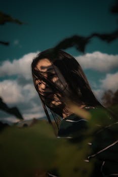 一位喜怒无常的女子在户外头发随风飘扬的肖像