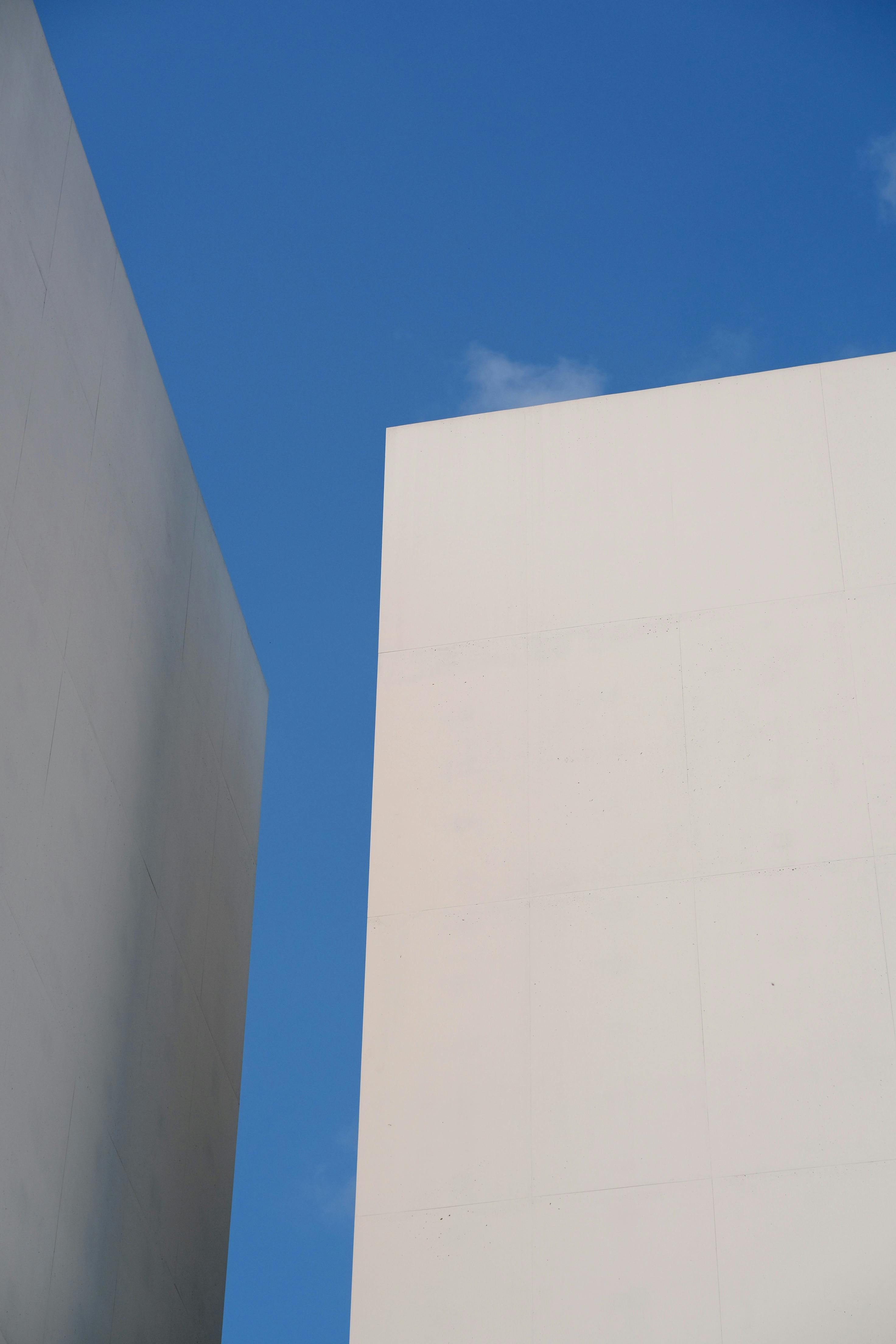 Gratis Due moderni edifici minimalisti contro un cielo azzurro brillante. Foto a disposizione
