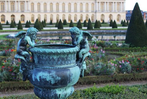 Free Elegant statue and garden landscape at Versailles, showcasing artistry and heritage. Stock Photo