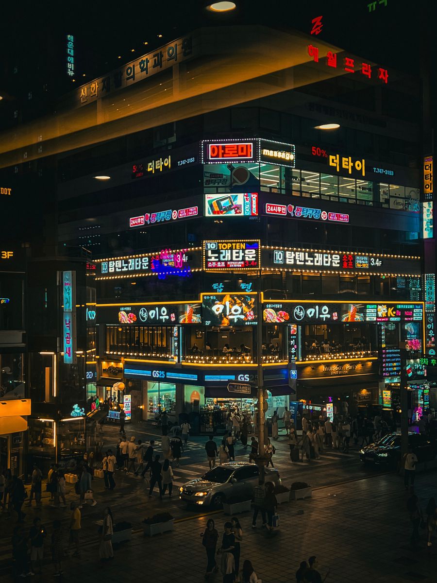 서울 명동의 네온사인과 보행자를 담은 실제 야간 거리 장면