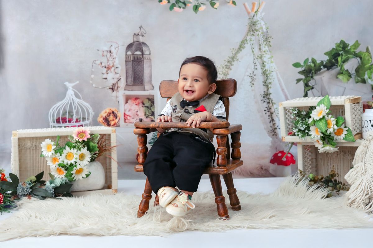 First birthday photoshoot ideas with a baby in a decorative indoor session