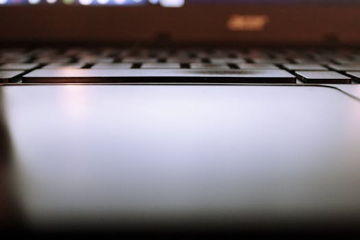 笔记本电脑键盘的特写镜头，重点突出深度与视角