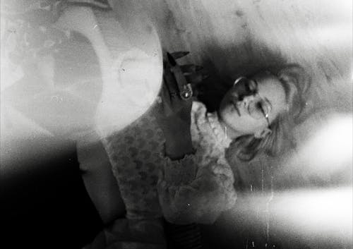 Фотография женщины, лежащей в оттенках серого
