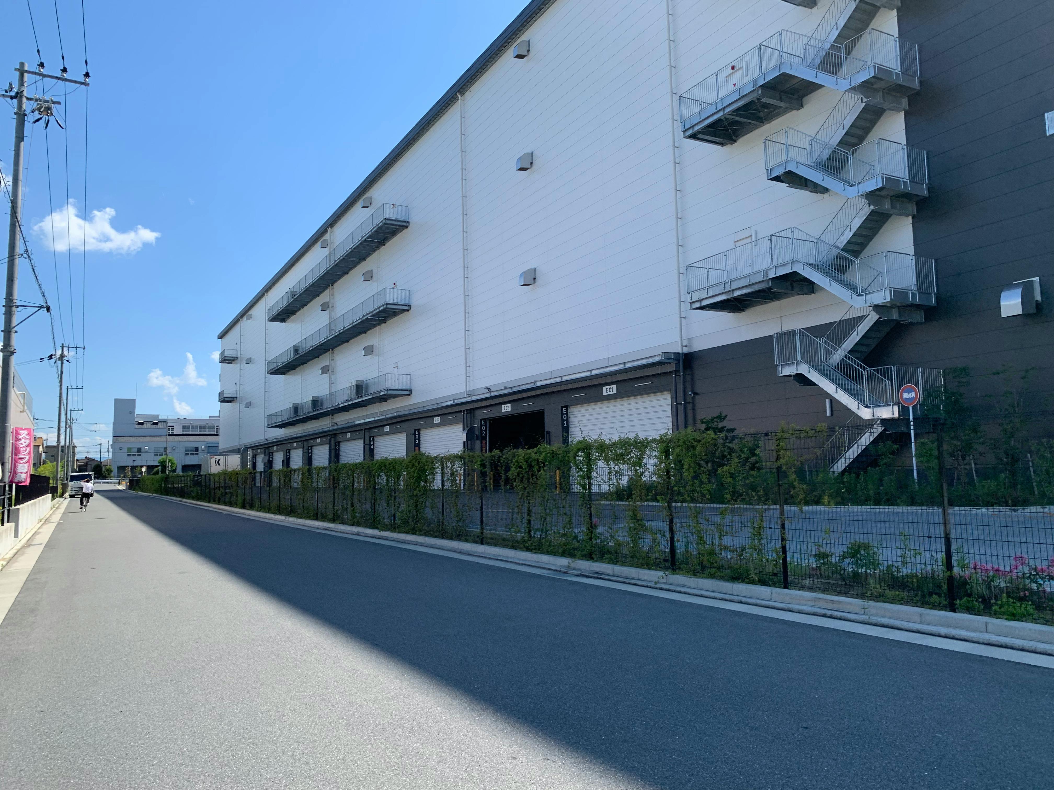 Hoții au dat buzna zile la rând în același depozit din Bistrița pentru a fura telefoane