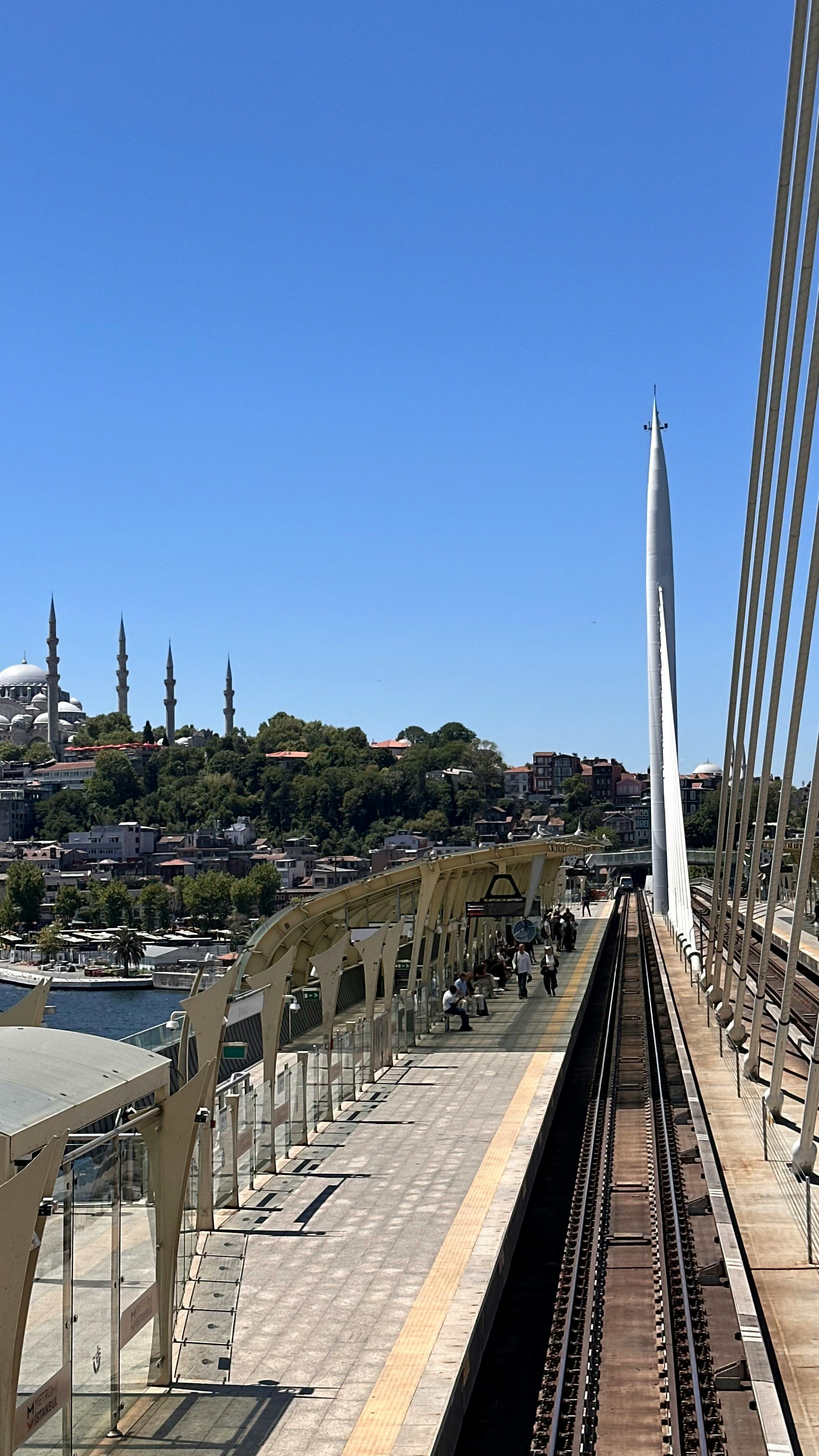 Gratuit Pont du métro de la Corne d'Or par une journée ensoleillée avec paysage urbain et ciel bleu. Photos