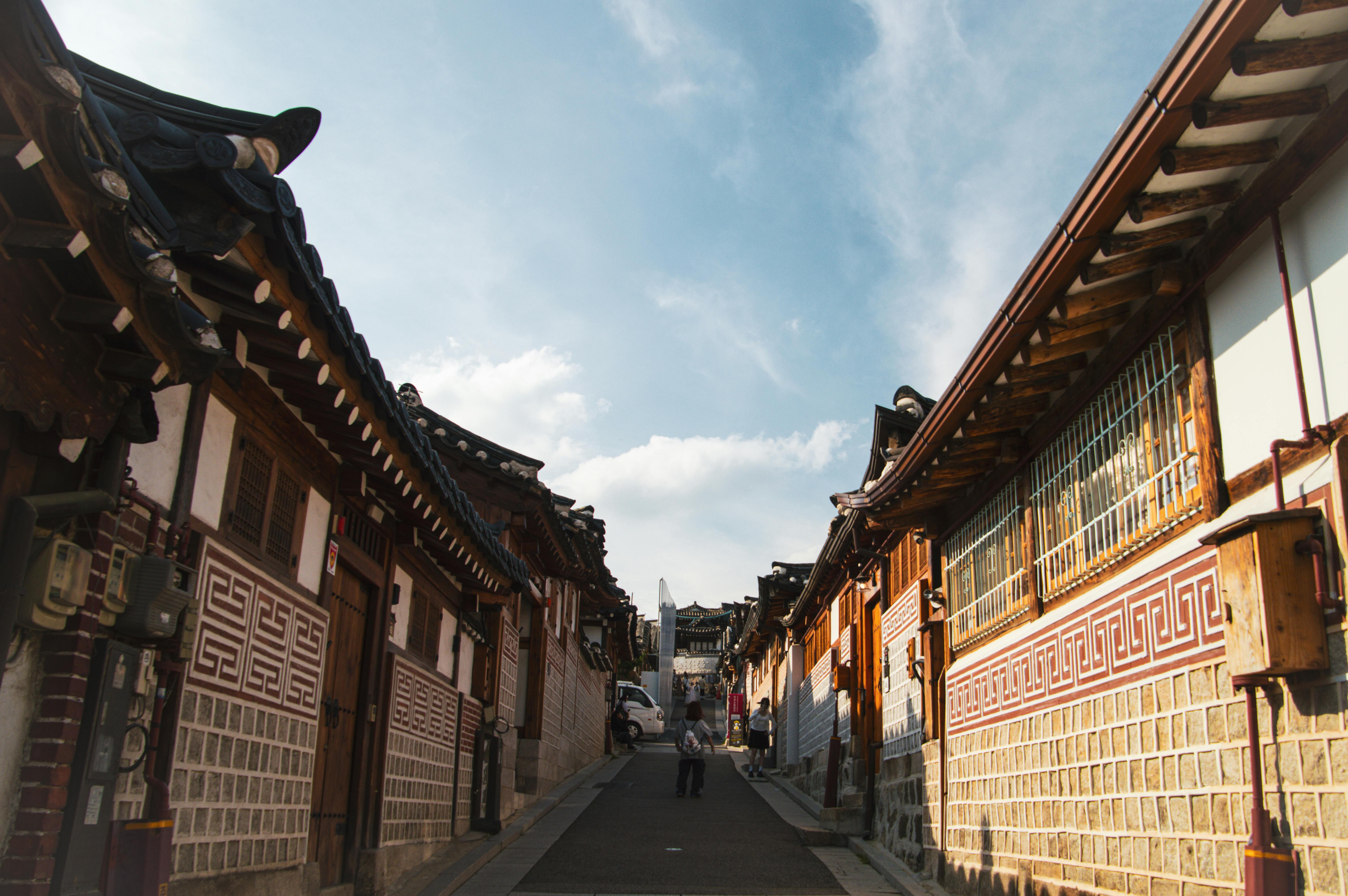 Menelusuri Keindahan Kampung Bukchon Hanok di Seoul, Korea: Panduan Lengkap untuk Wisatawan Indonesia