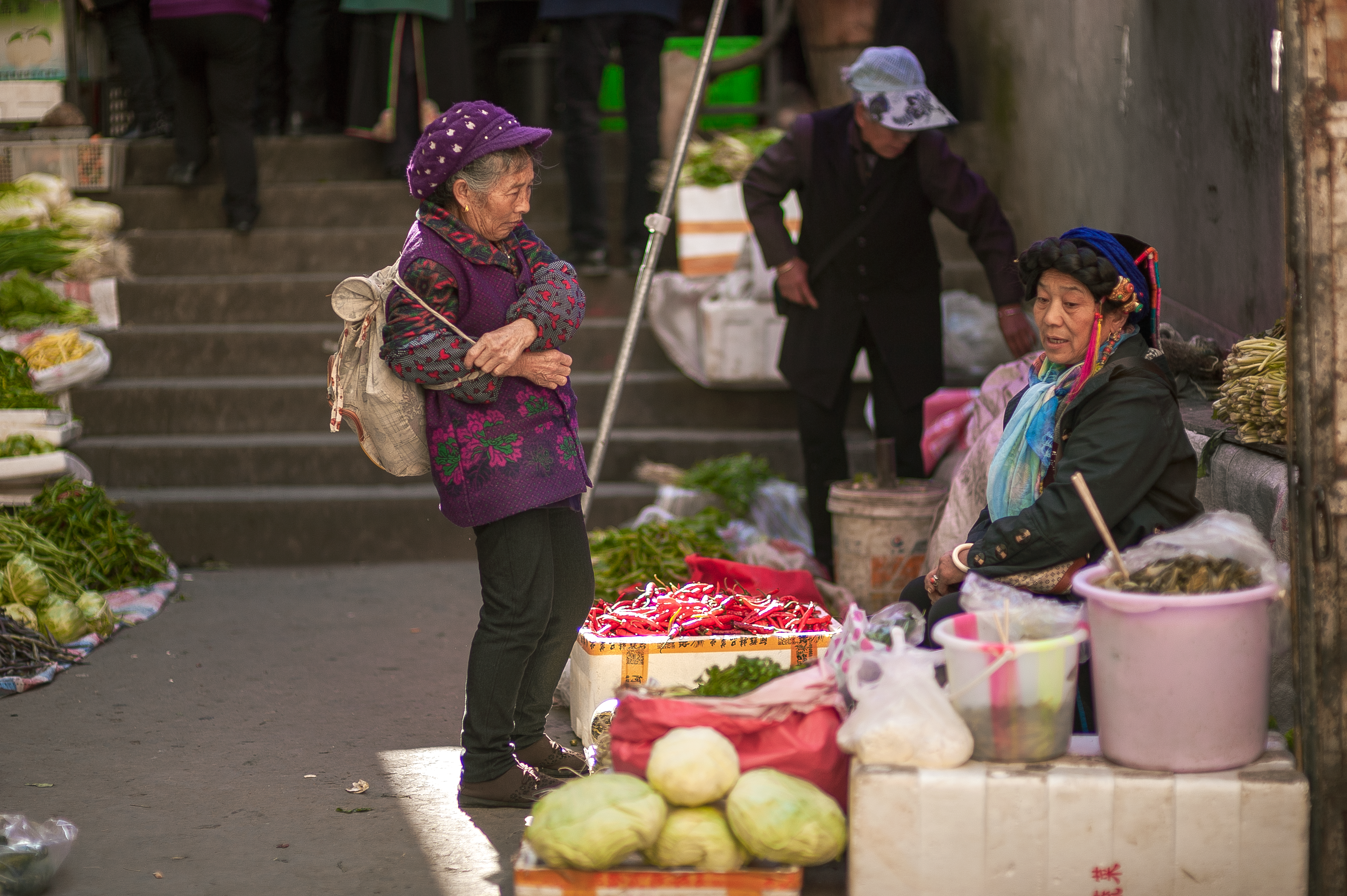 Market vendor and customer negotiating price at a Chinese market stall — detail