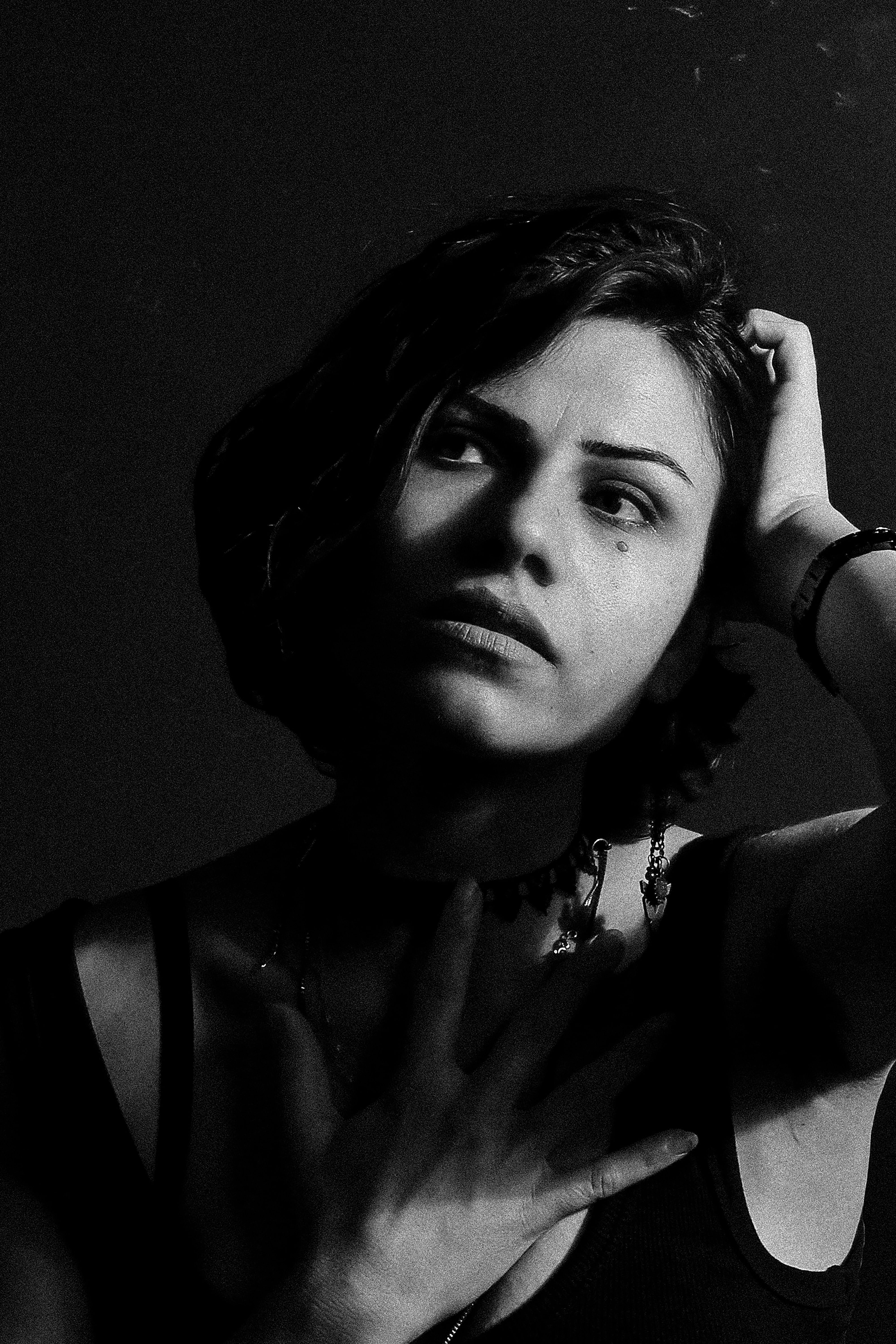 Retrato Contemplativo En Blanco Y Negro De Una Mujer · Foto de stock ...