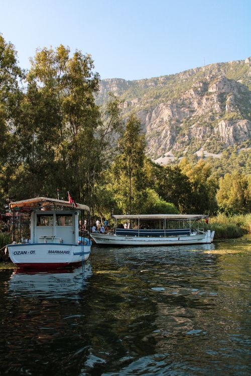 Free Charming boat scene in Akyaka, Türkiye, with beautiful mountains in the background. Stock Photo