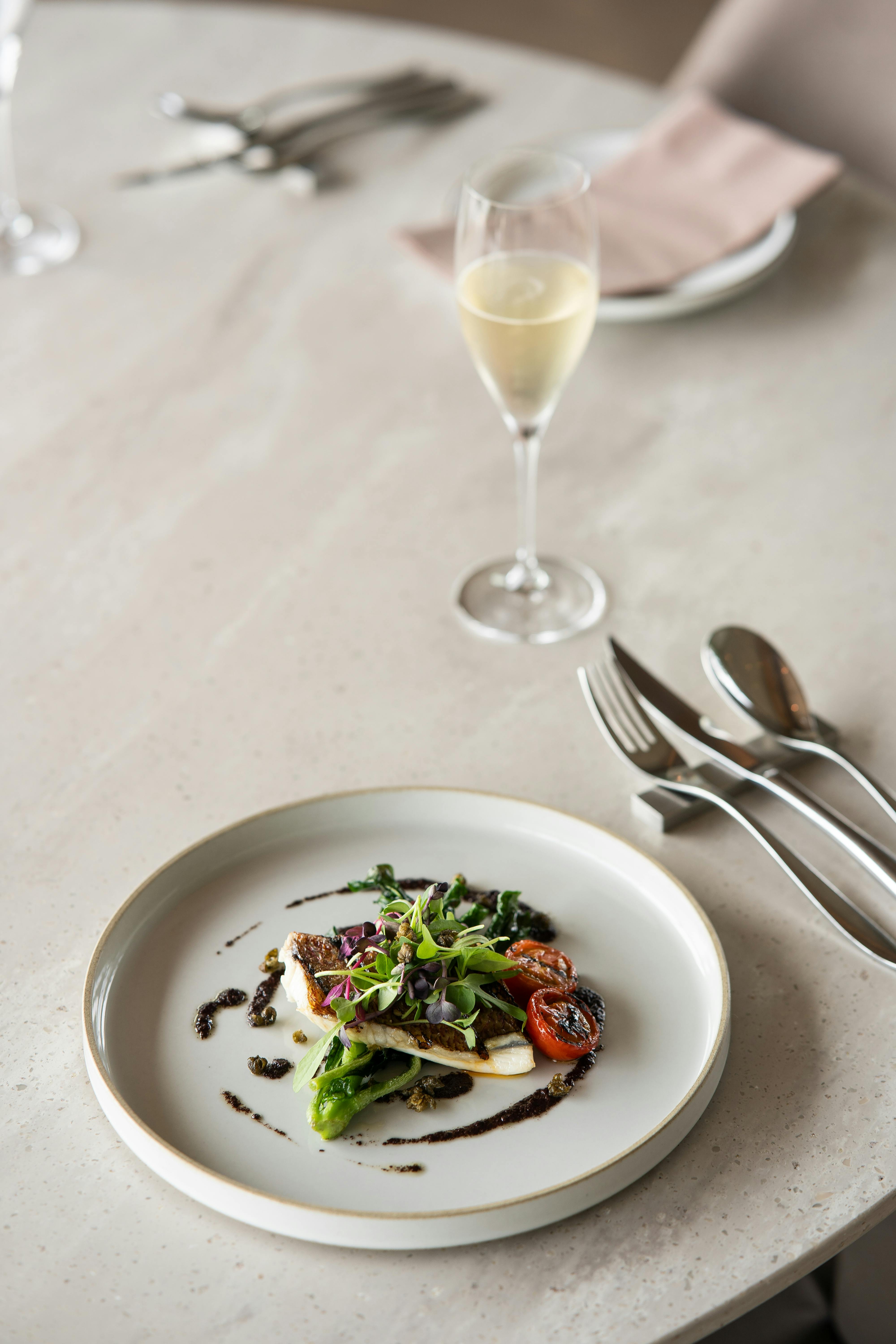 Noua modă a românilor înstăriţi: îşi aduc bucătari profesionişti din Asia care le transformă bucătăria în restaurant privat – agenţie de recrutare