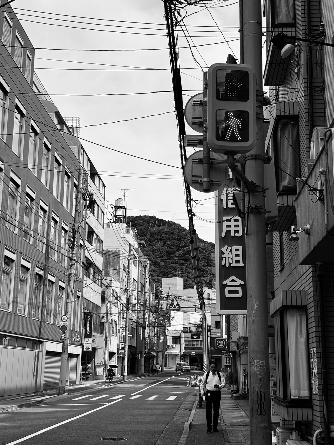 Black and White Urban Street Scene with Traffic Light · Free Stock Photo