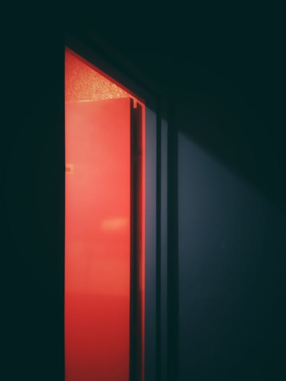 Een Open Rode Flush Door