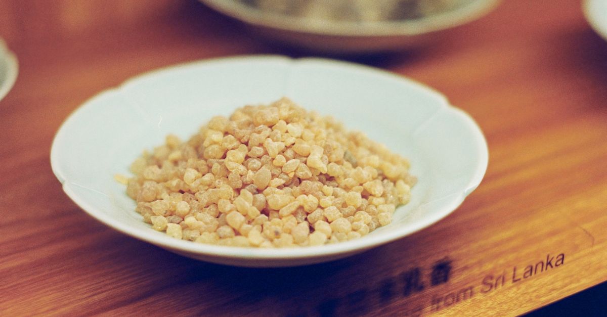 Close-up of natural frankincense resin from Sri Lanka in a white bowl on wooden surface. - Evidence evidence guide for Boswellia Osteoarthritis Meta-analysis: What the Evidence Says