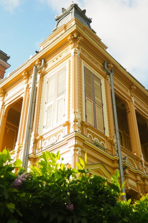 Free Beautiful old mansion with intricate architectural details and vibrant color. Stock Photo