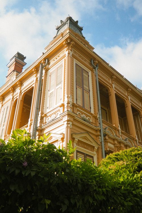 Free A grand historical mansion with ornate details under a bright blue sky. Stock Photo