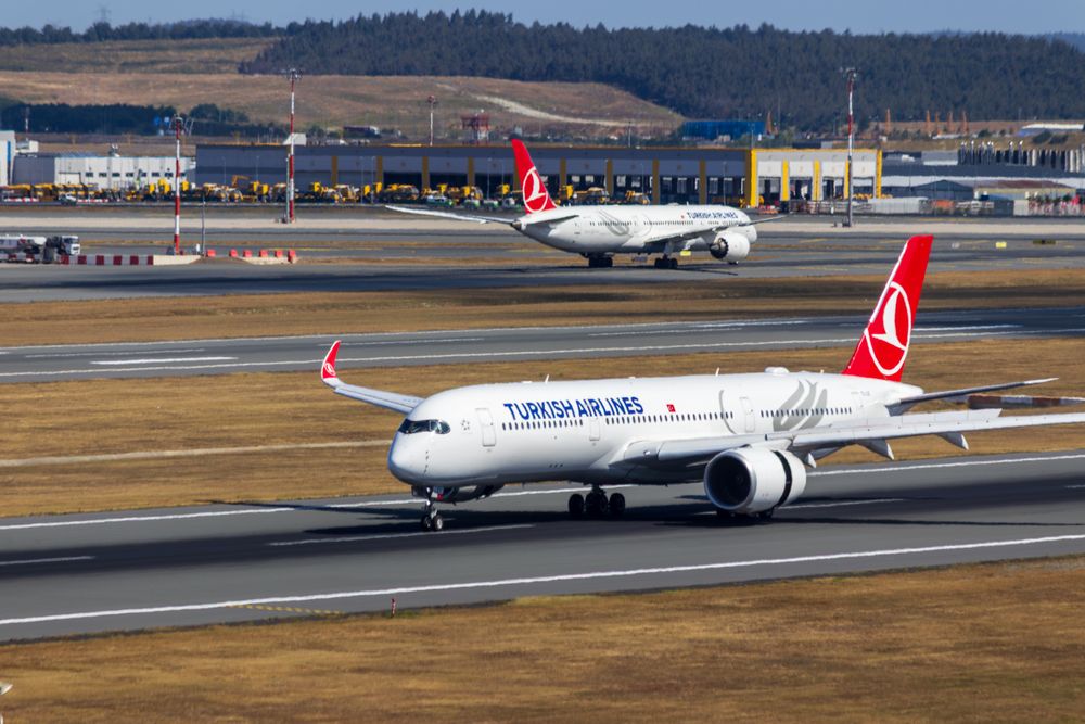Avión de Turkish Airlines en la pista del aeropuerto de Estambul