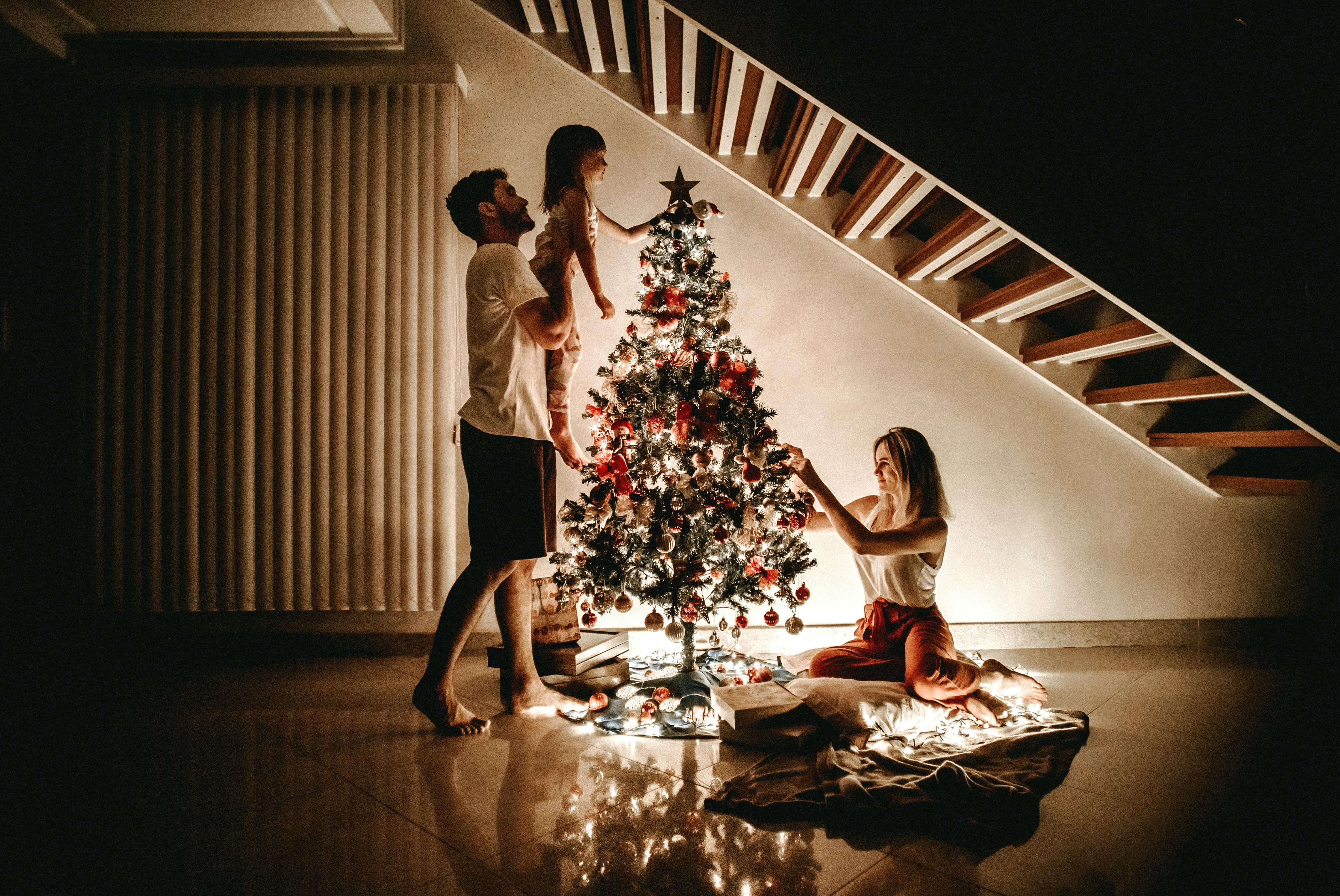 Gratis Familia Decorando Su árbol De Navidad Foto de stock