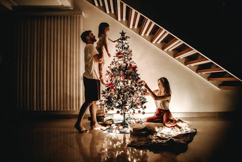 Famille Décorant Leur Arbre De Noël