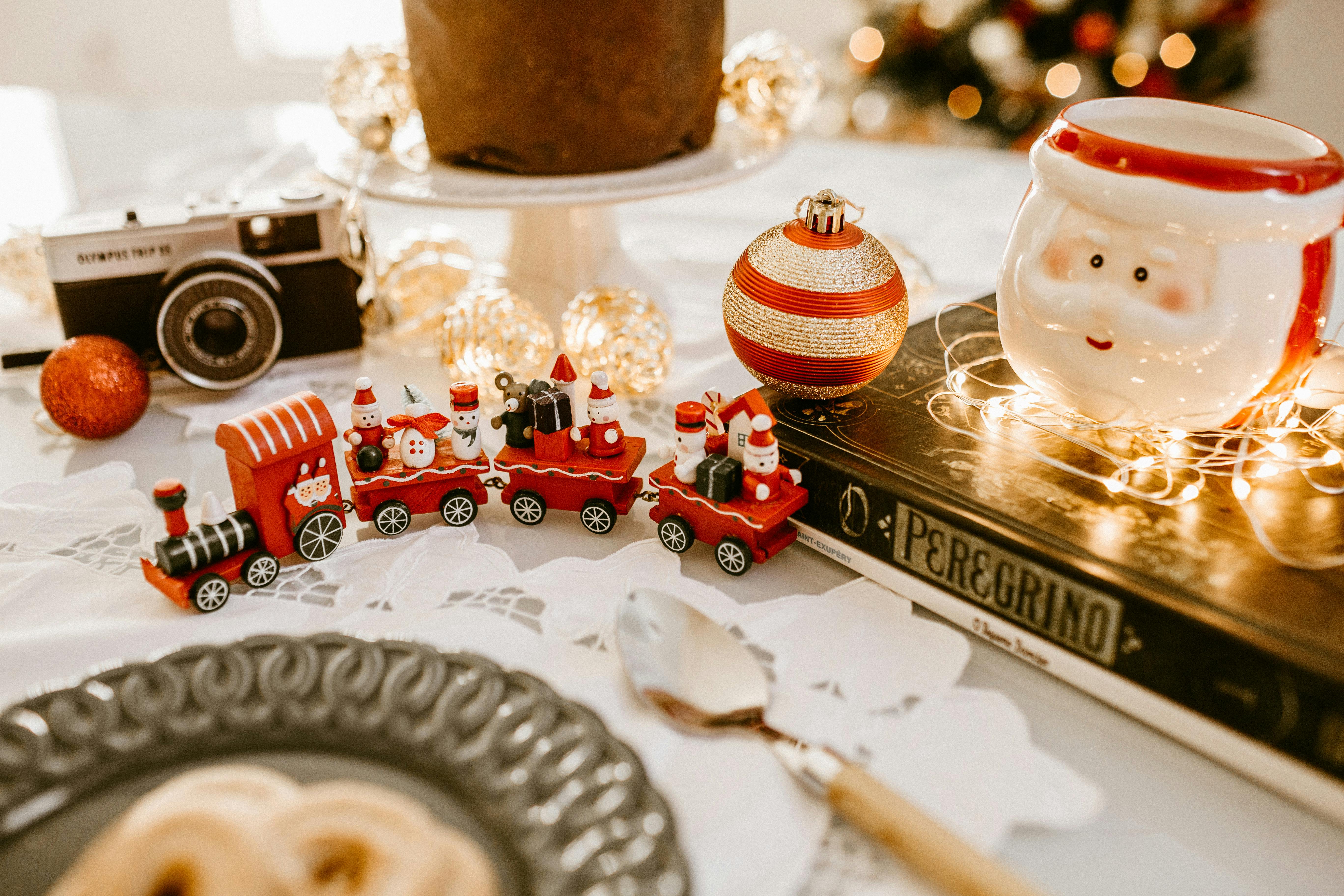 装饰品、玩具火车和温暖的灯光，营造出舒适的圣诞节节日氛围