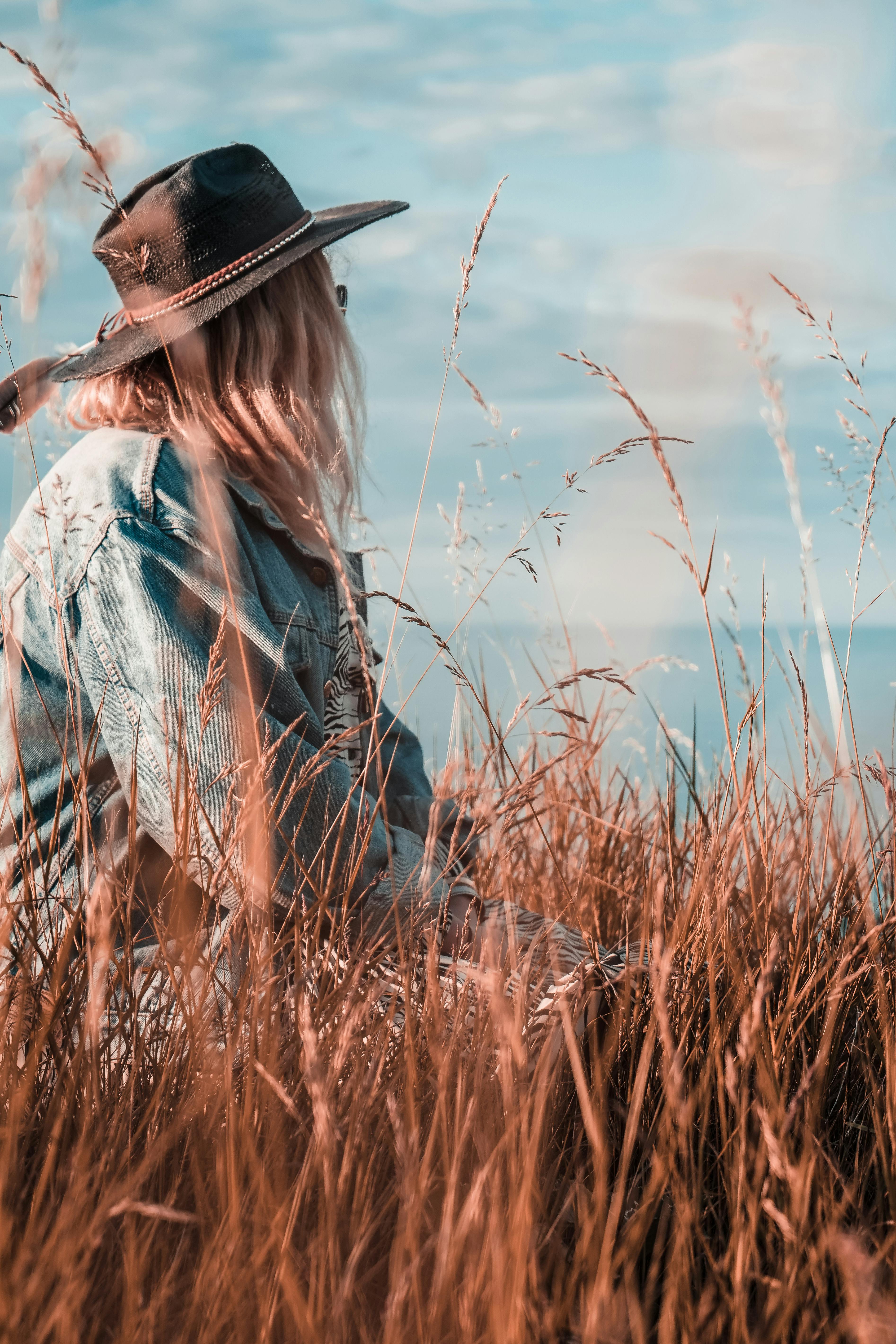 这幅宁静的肖像描绘了一位戴帽子的女人，在泰恩茅斯的草地上享受夏日时光