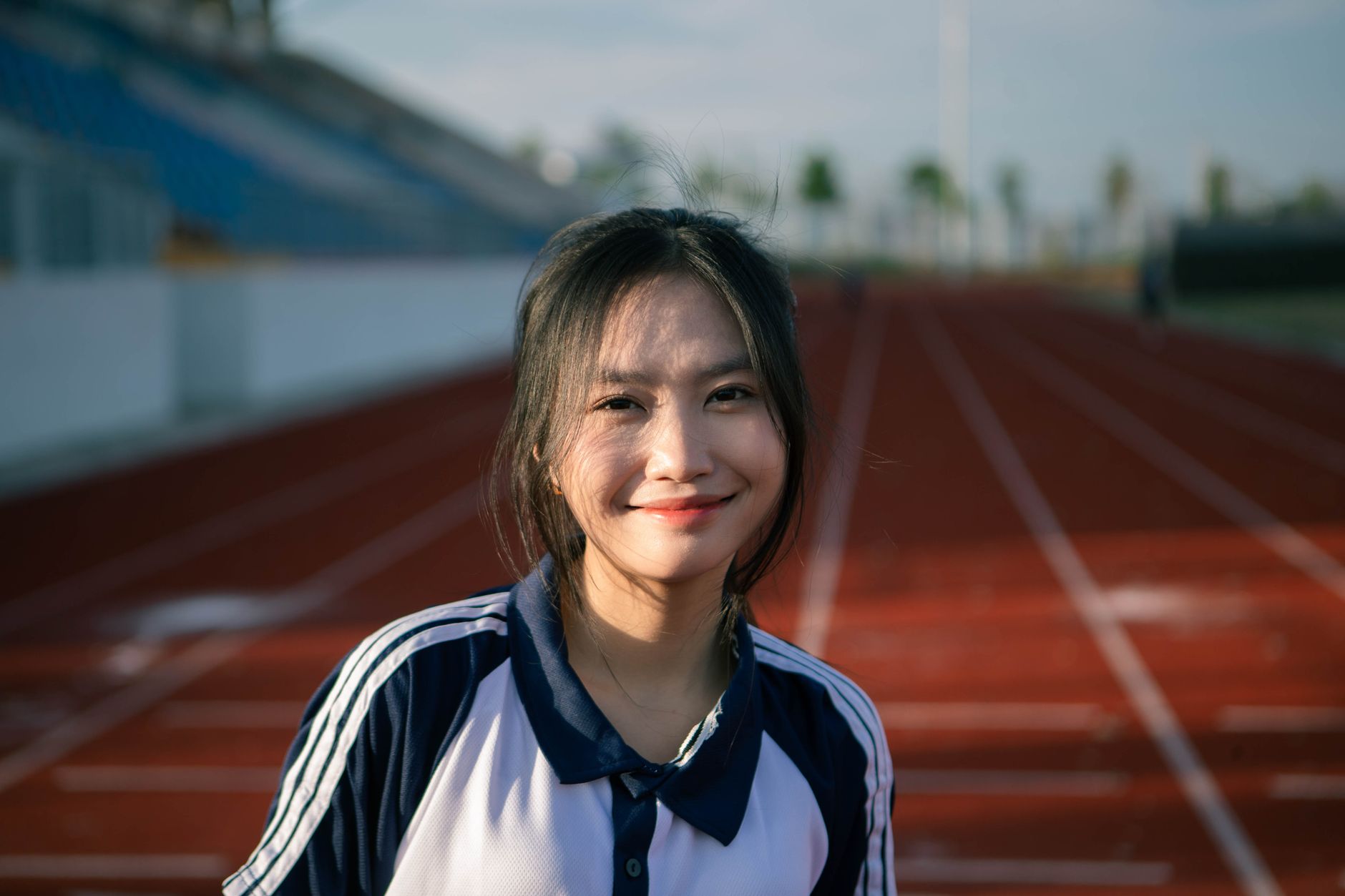Atleta femenina entrenando con determinación