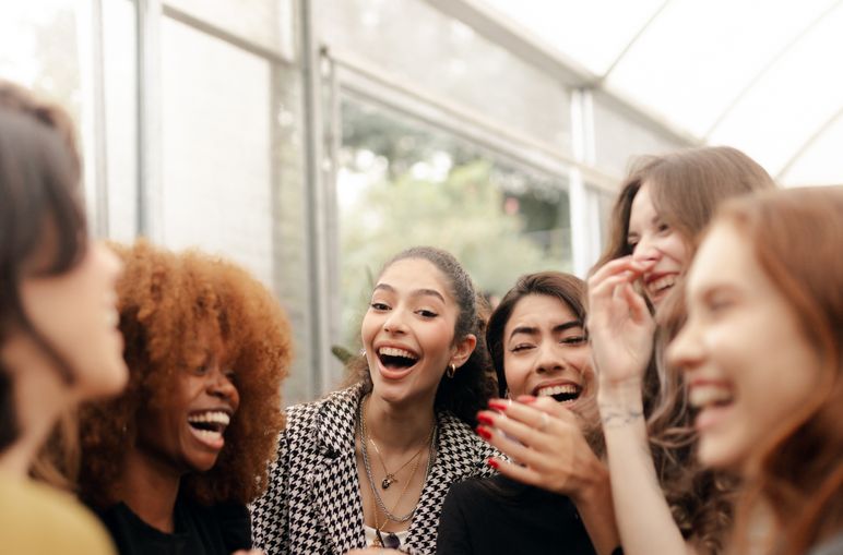 Online dating: starting a conversation on a niche platform