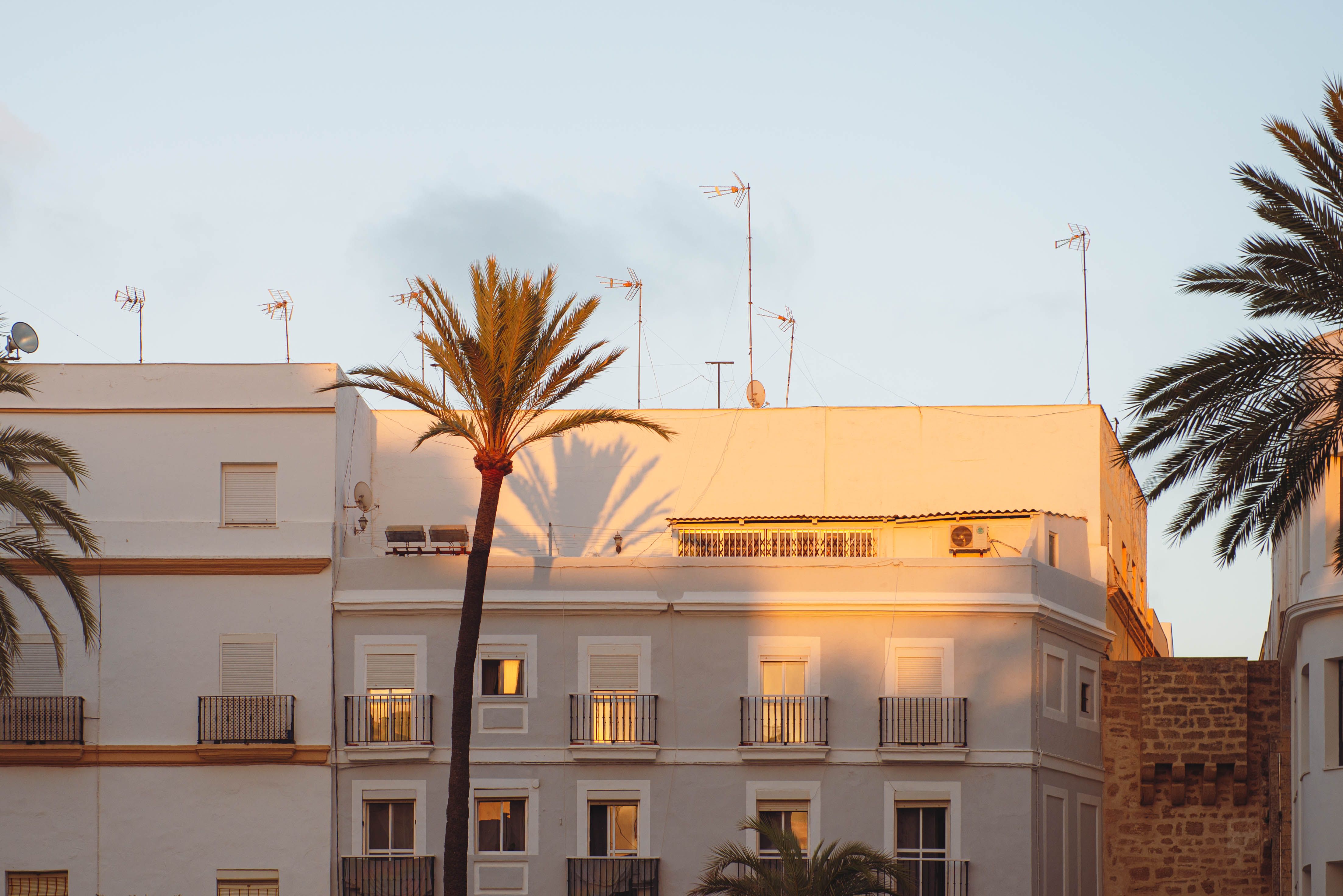 How Long Hybrid Inverter Takes in Cyprus — illustrasjonsbilde