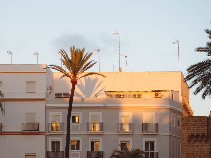 How Long Hybrid Inverter Takes in Cyprus — illustrasjonsbilde