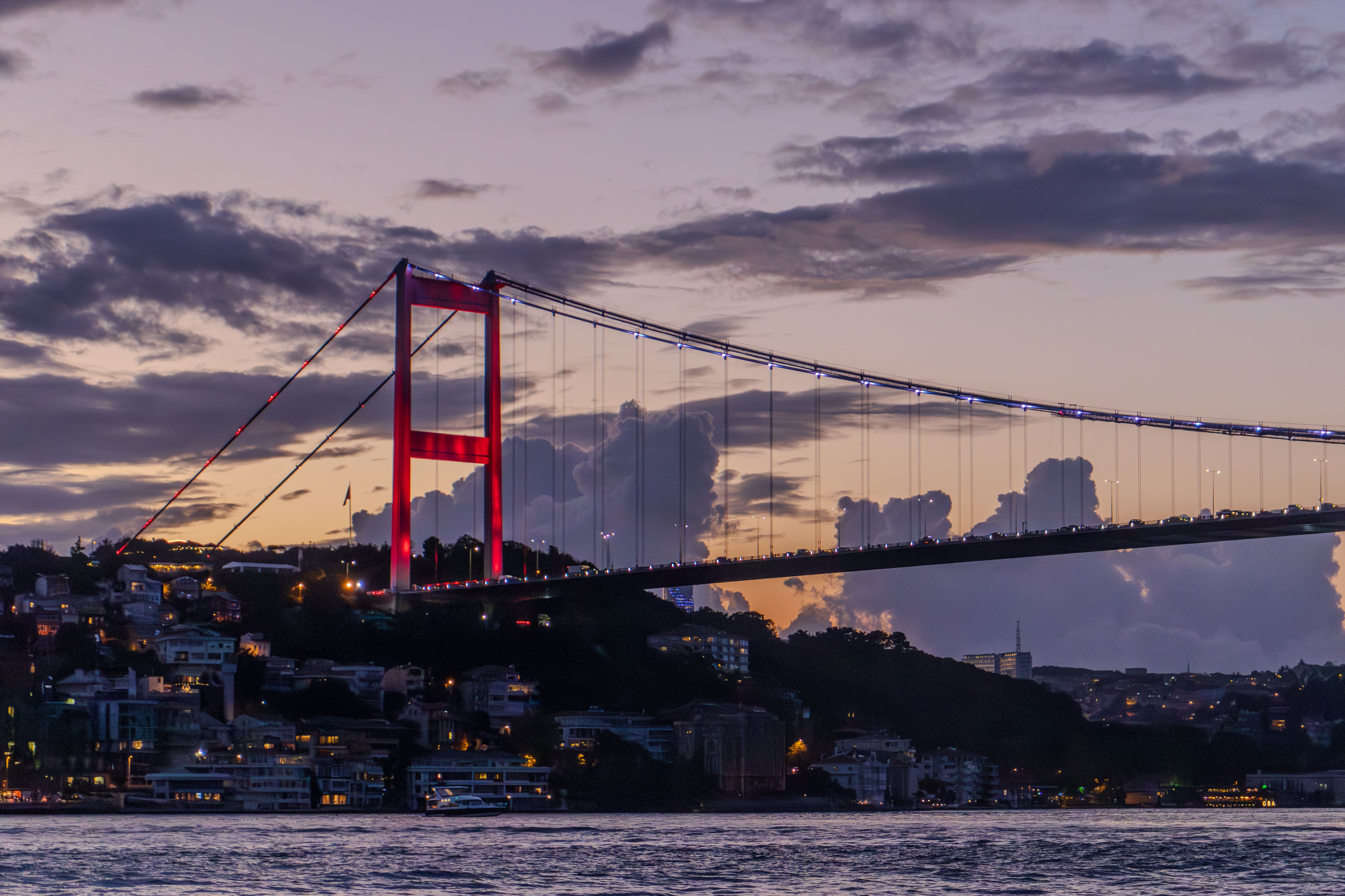 altın, tarih boyunca değerini koruyabilen bir varlık olarak bilinir. ekonomik belirsizlik dönemlerinde, yatırımcıların güvenli liman olarak tercih ettiği bir metal olmuştur. ayrıca, enflasyona karşı bir koruma aracı olarak da görülmektedir. altının değeri, arz-talep dengesine, döviz kurlarına ve jeopolitik olaylara bağlı olarak dalgalanabilir. ancak, genel olarak uzun vadede değerini koruyan bir yatırım aracı olarak kabul edilir. ile ilgili görsel