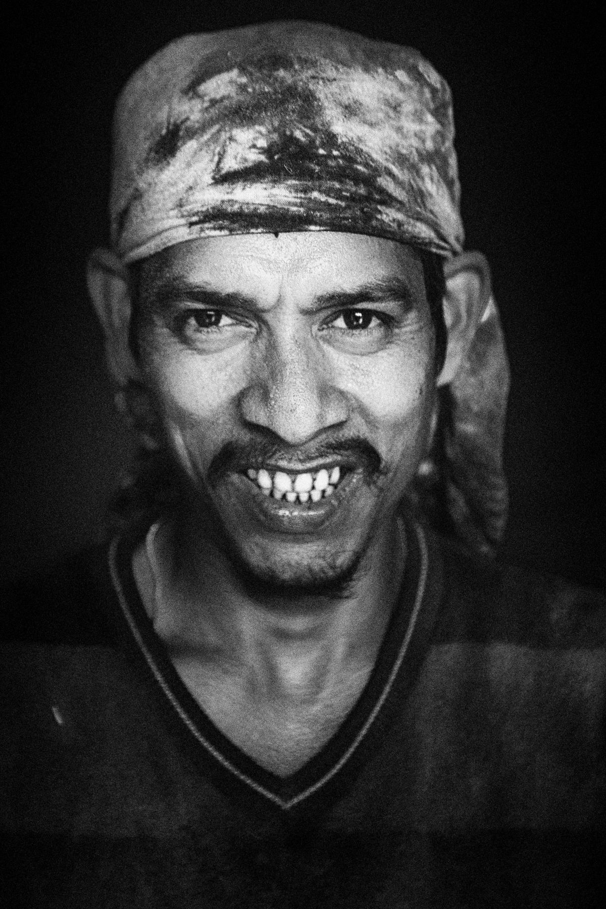 Retrato De Hombre Sonriente En Blanco Y Negro · Foto de stock gratuita