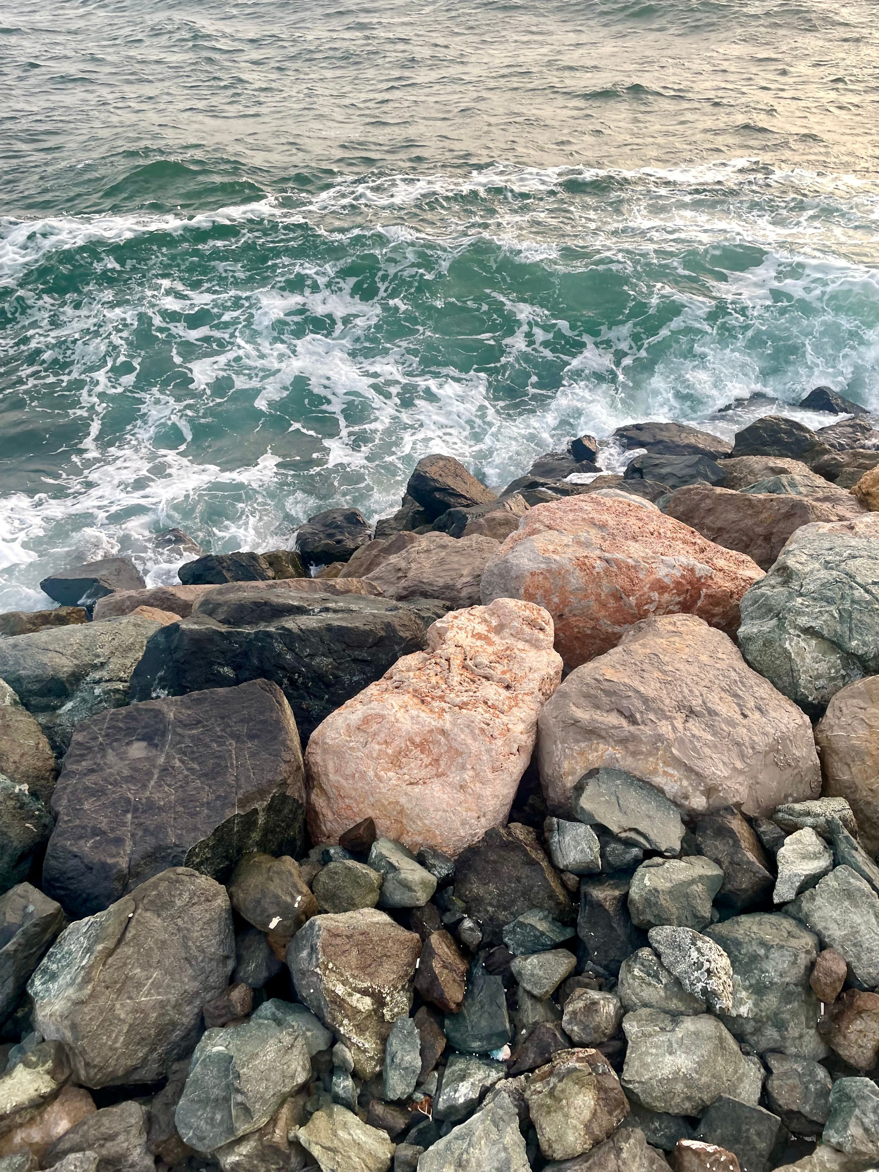 Rugged Rock Shoreline with Crashing Waves in Dubai · Free Stock Photo