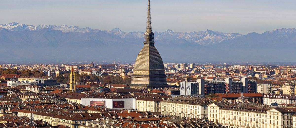 Turín con la Mole Antonelliana y los Alpes al fondo