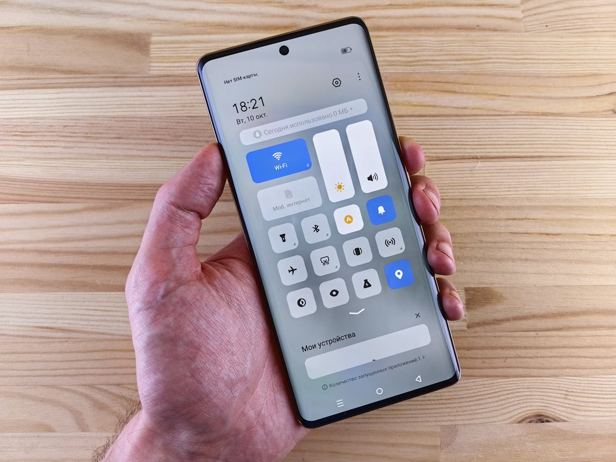 Mano che tiene uno smartphone con Centro di Controllo visibile