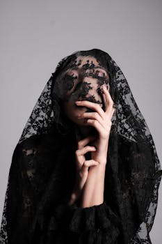 一幅女性的艺术肖像，被复杂的蕾丝面纱遮住，营造出神秘而戏剧性的外观