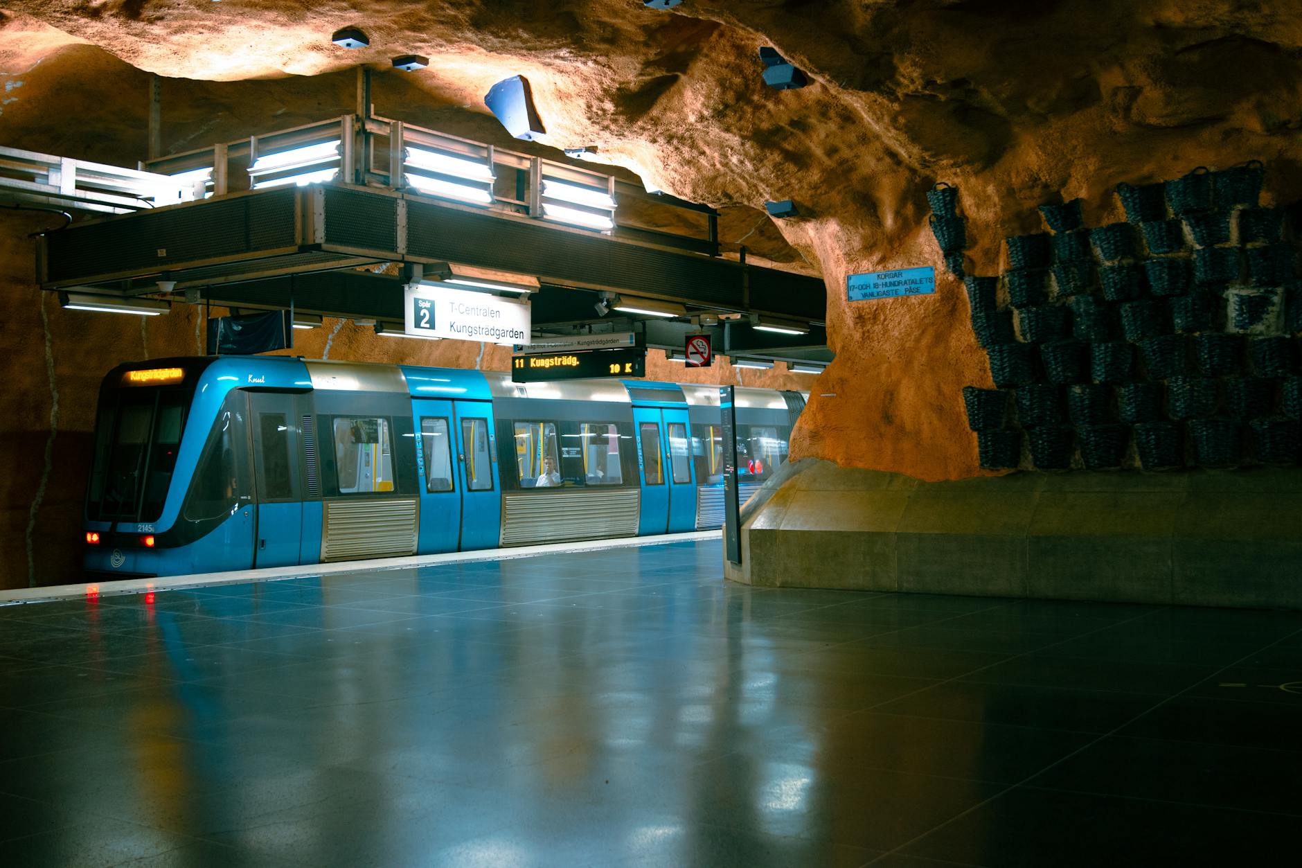 İsveç'teki modern toplu taşıma ağını, bisiklet kullanımını ve ekonomik ulaşım çözümlerini temsil eden şehir içi ulaşım görseli.
