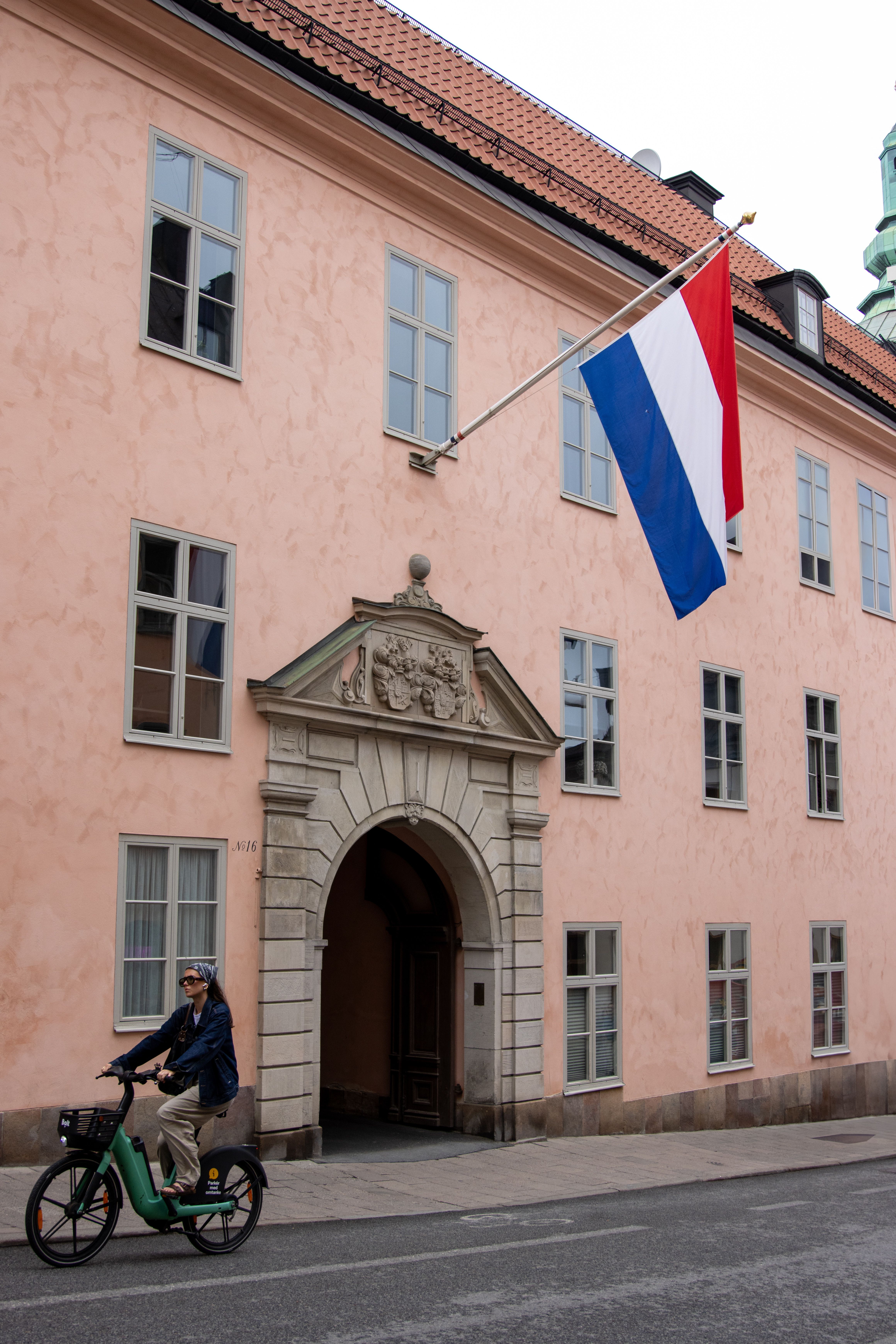 Stadhuis met Nederlandse vlag in beeld