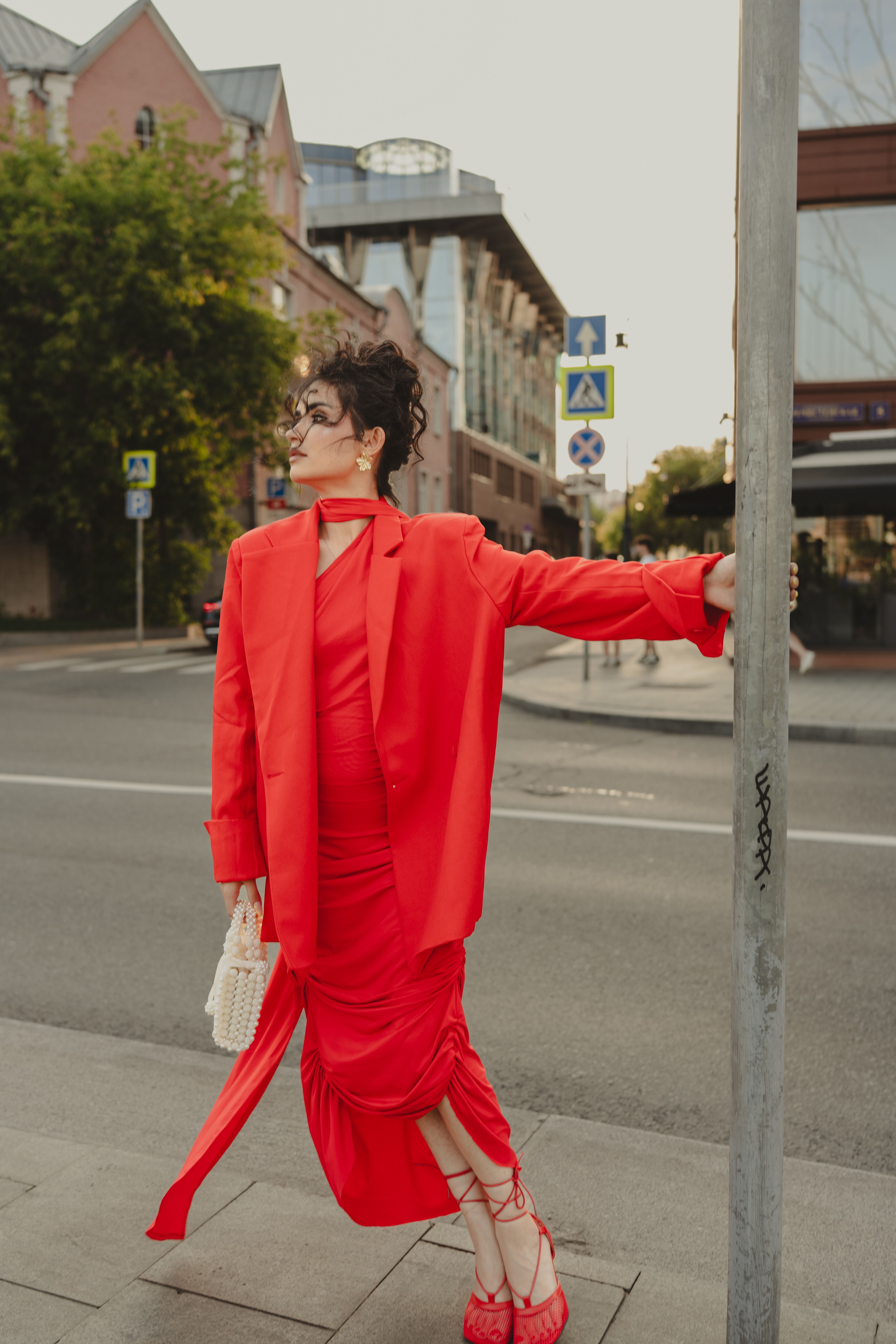 [ColoSach]-elegant-woman-in-a-striking-red-dress-posing-confidently-on-a-city-street.