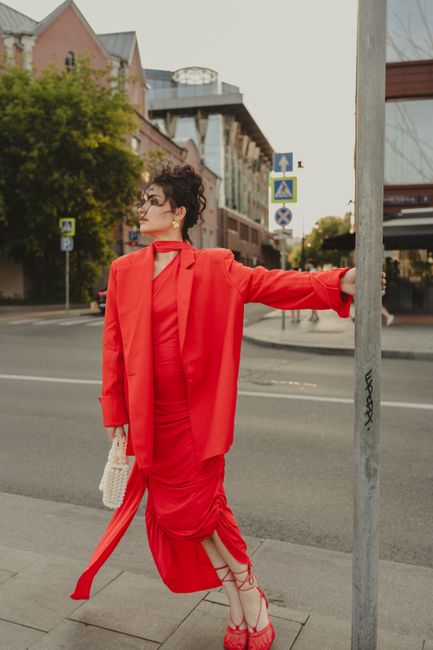 Komplett in Rot unterwegs und ich bereue keine Sekunde davon ❤️
#lookdestages #modeblog #red #blazer #dress