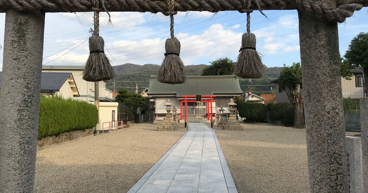 しめ縄が張られた鳥居と参道のイメージ写真