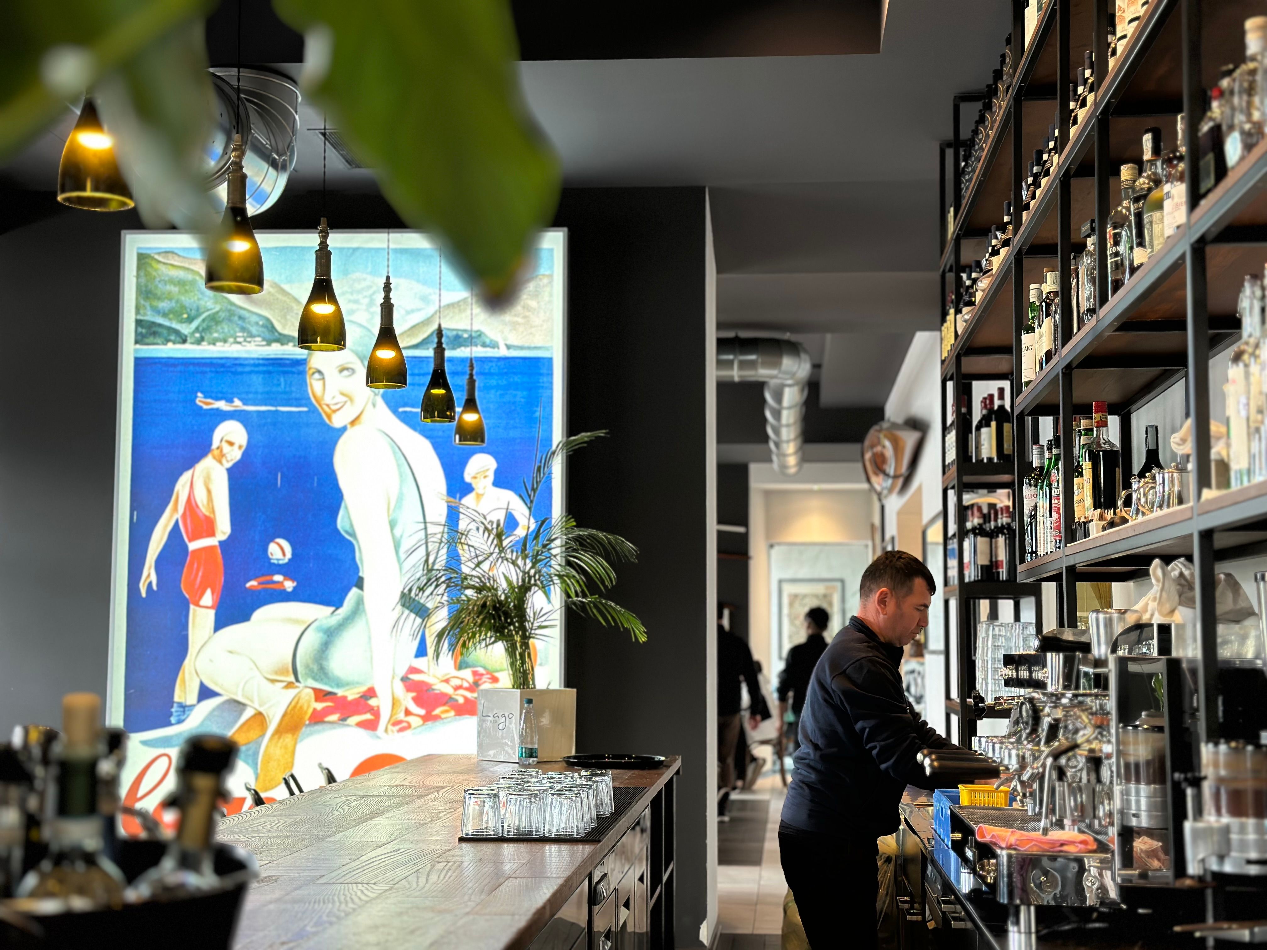 Interno di un bar elegante con arredi moderni