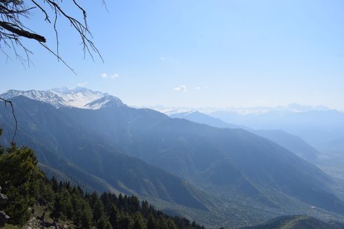 Free Panoramic view of majestic snowy mountains under a clear blue sky, perfect for nature enthusiasts. Stock Photo