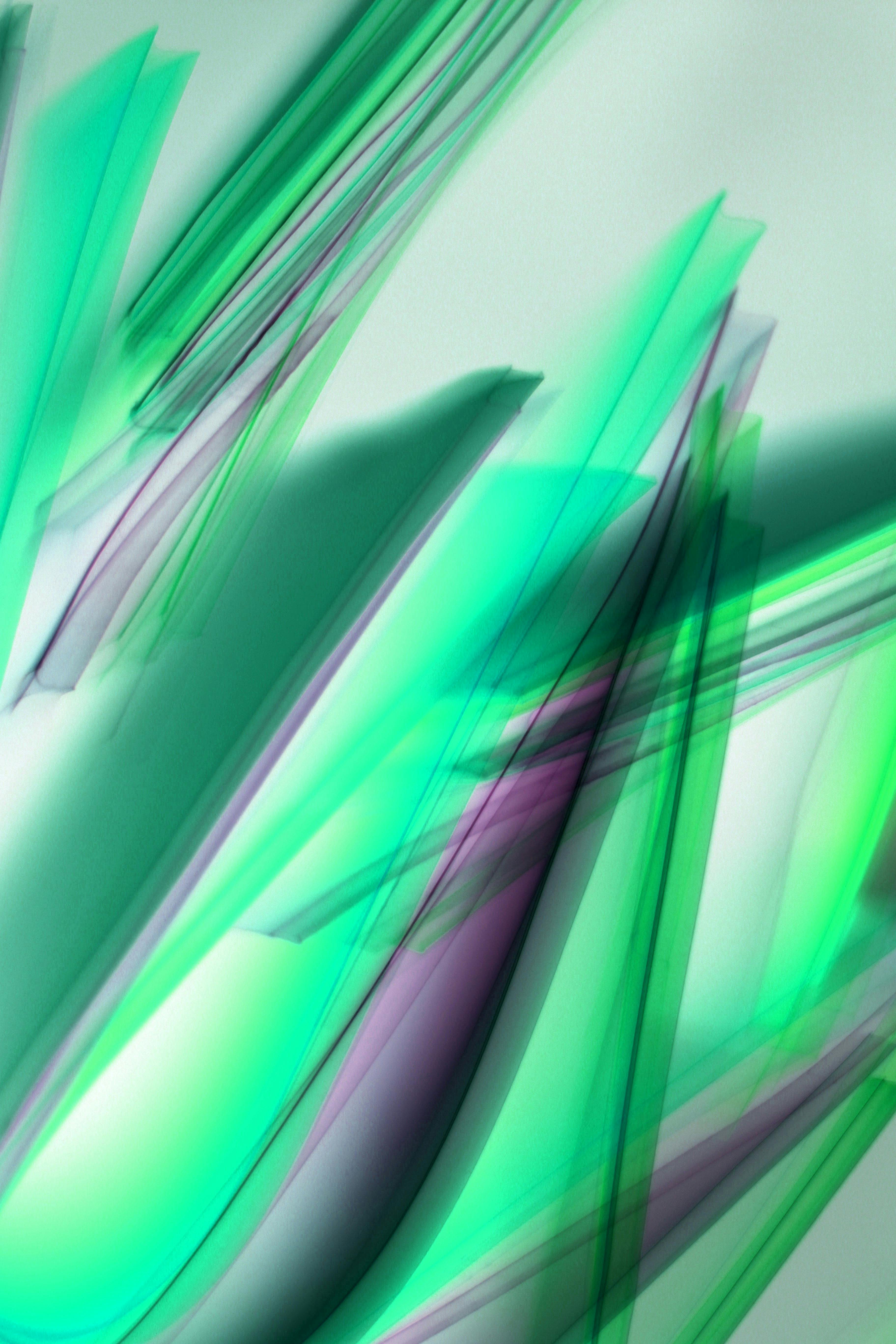 gratis Levendige abstracte compositie met groene en paarse lichtstrepen die een dynamische beweging creëren. Stockfoto