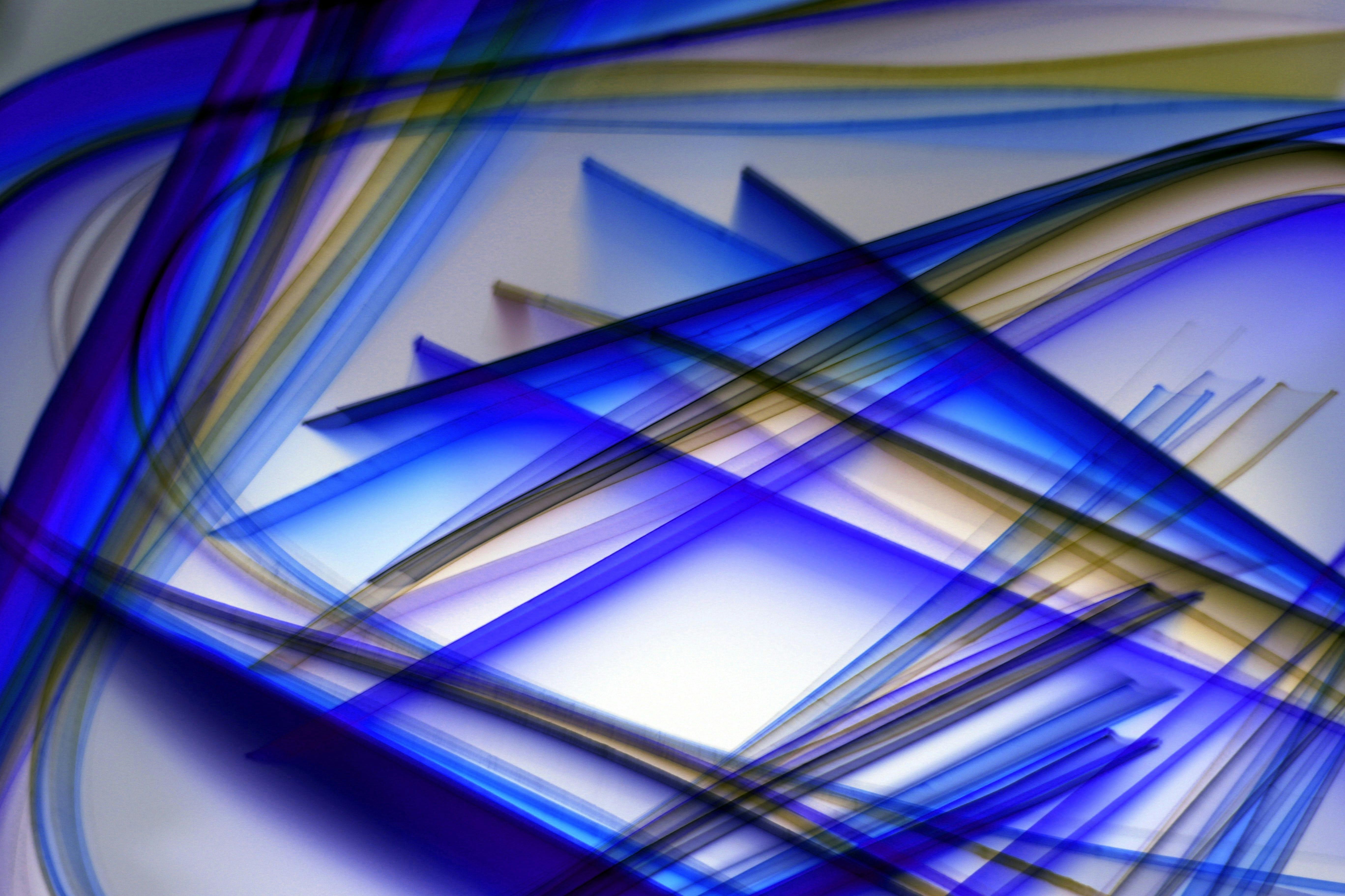 Gratis Gambar abstrak dinamis dari garis-garis cahaya biru dan emas yang menciptakan pola artistik yang cemerlang. Foto Stok