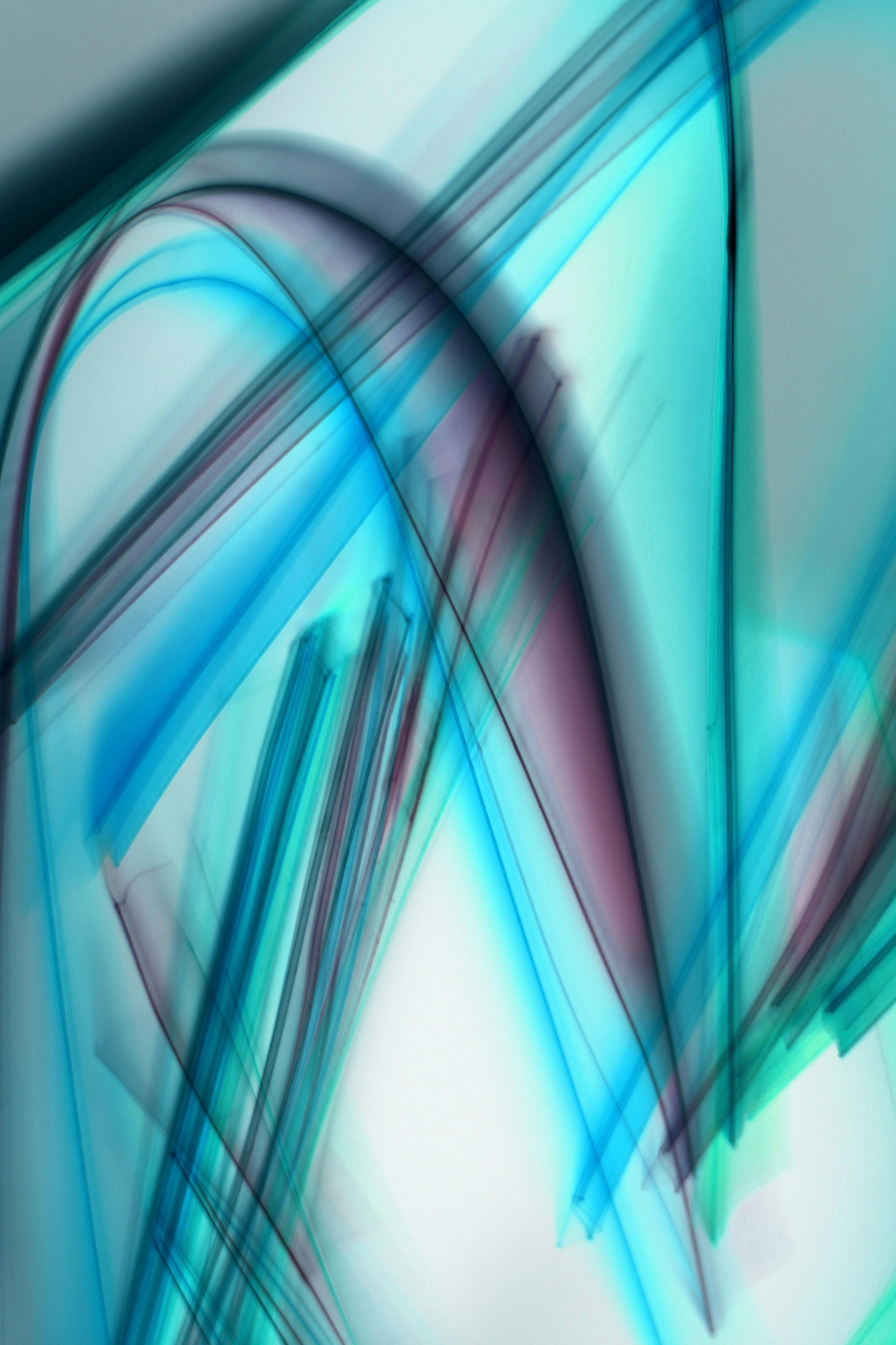 Gratis Obra de arte abstracta vibrante con trazos dinámicos azules y morados que crean una sensación de movimiento y energía. Foto de stock