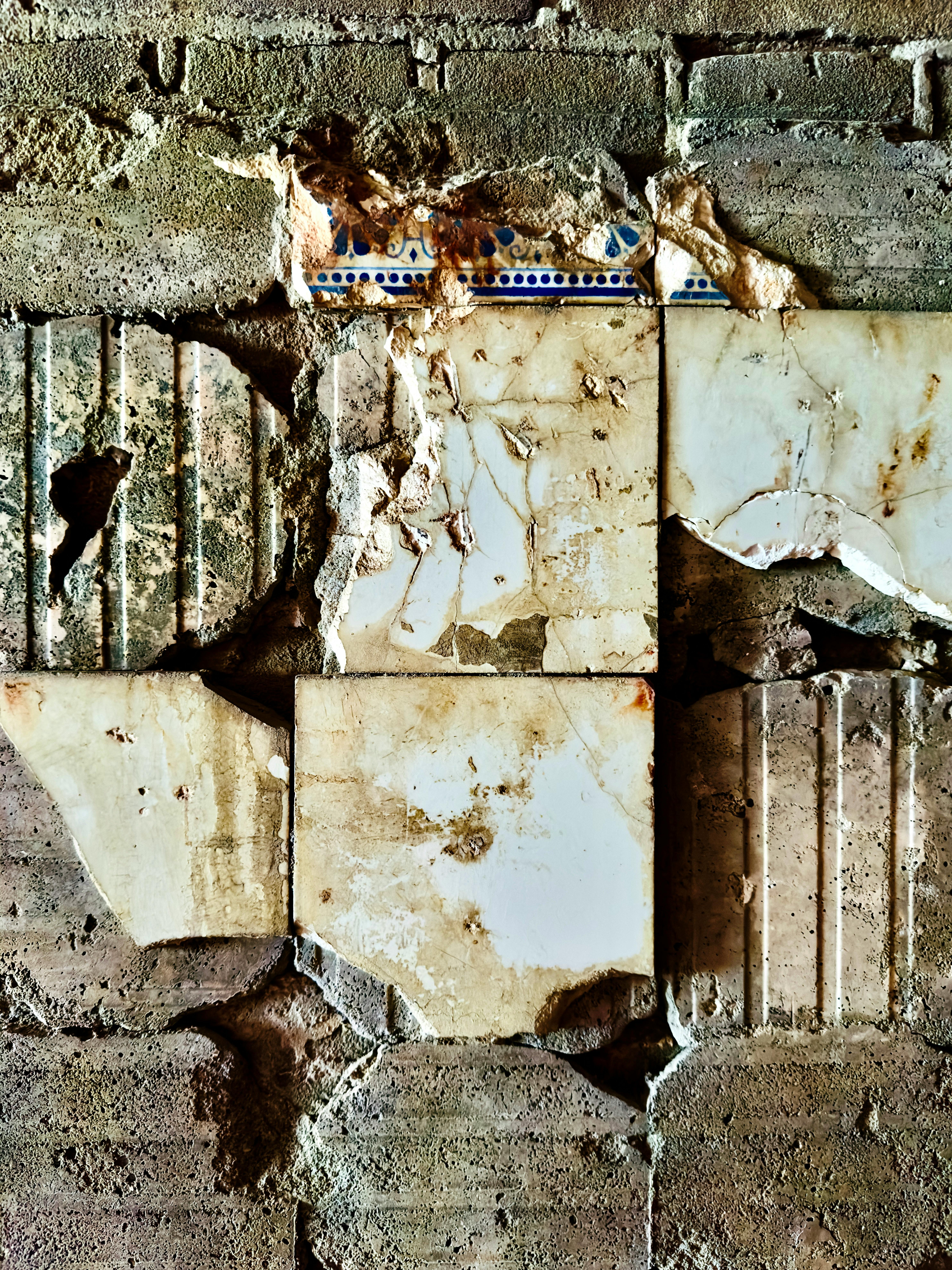 Gratis Et indviklet nærbillede af vejrbidte mursten og fliser, der afslører tekstur og forfald. Lagerfoto