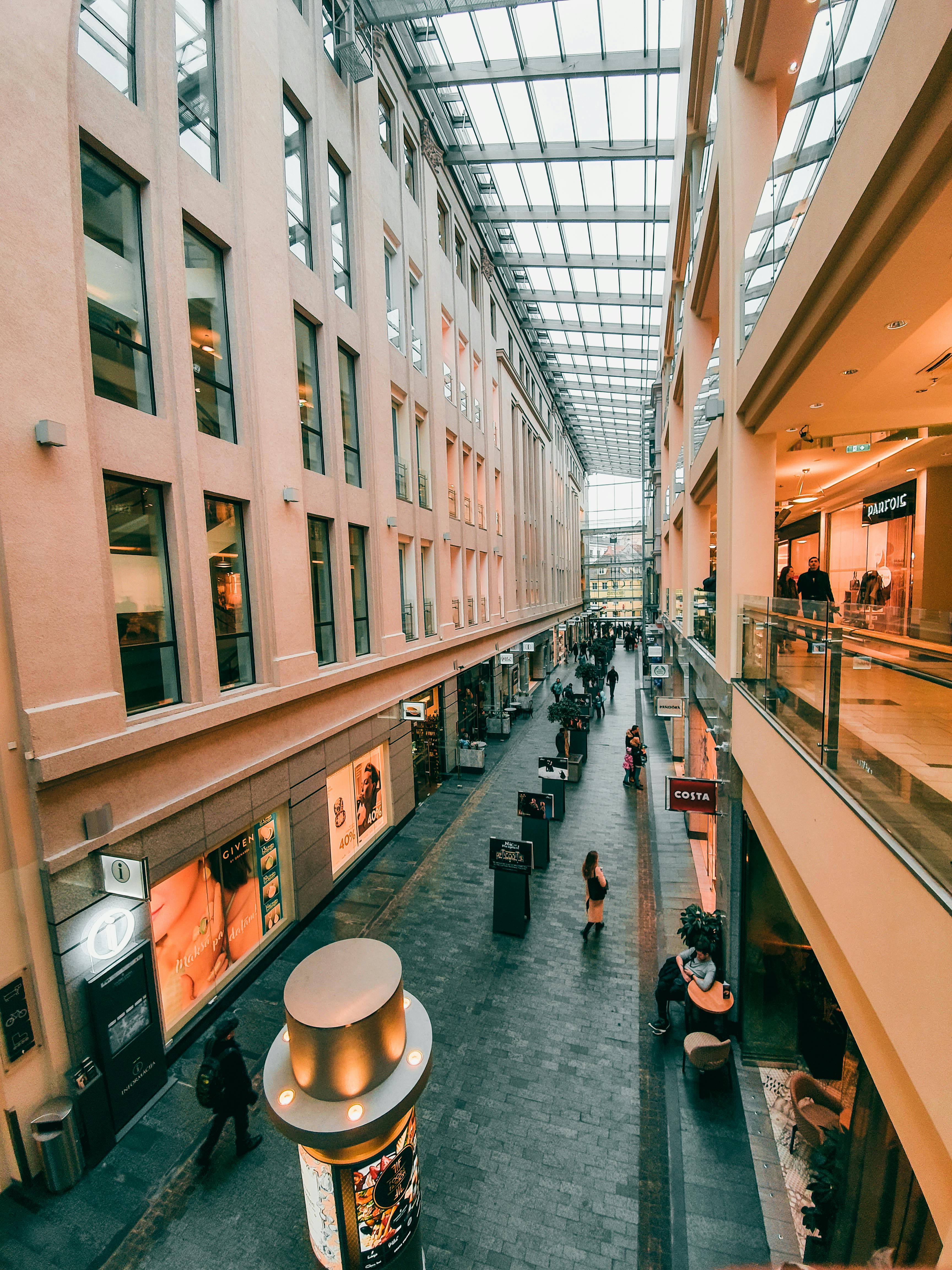 Una Biblia abierta sobre una mesa de madera, con luz suave incidiendo sobre sus páginas.