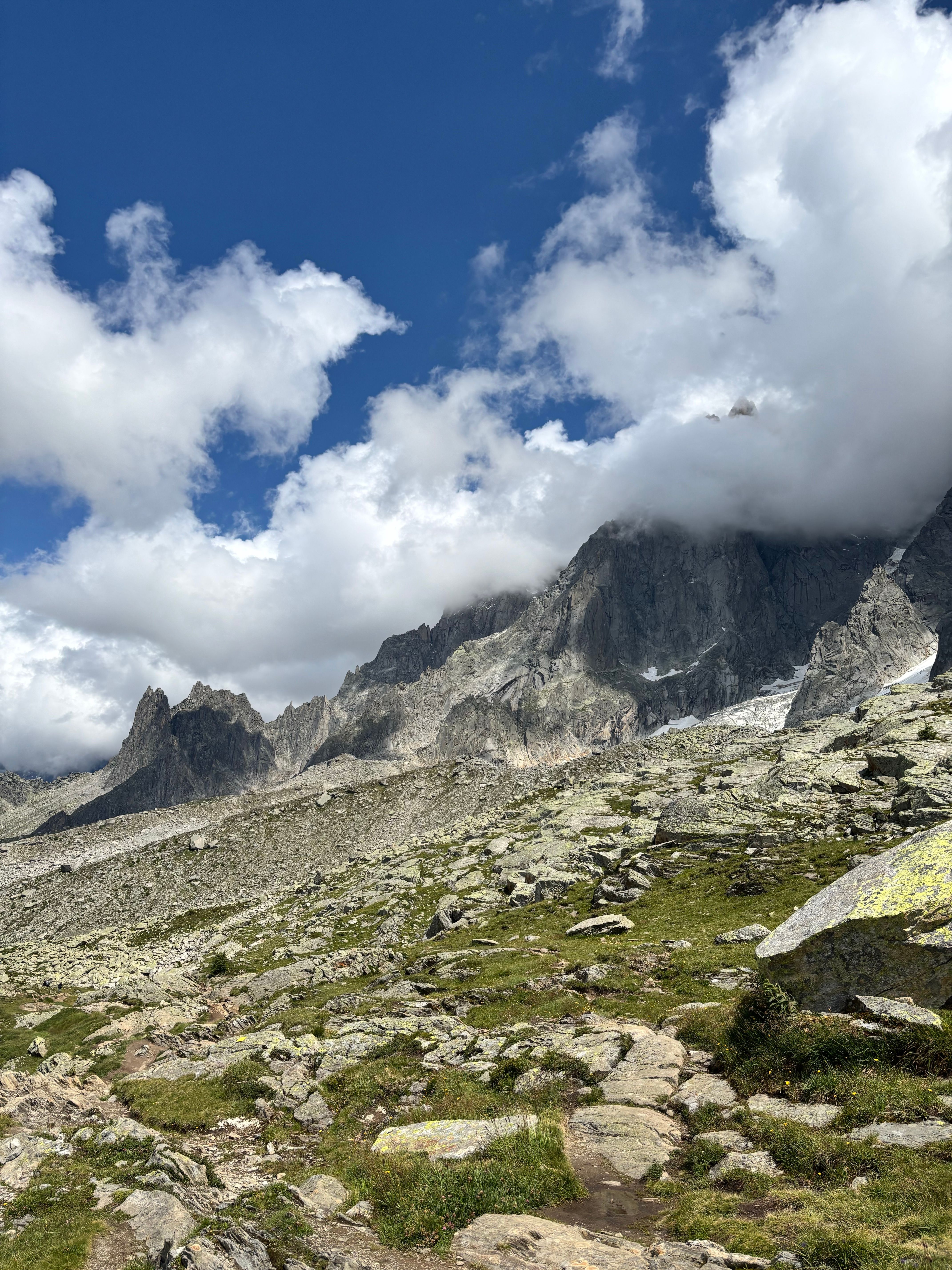 Stunning Alpine Landscape with Majestic Mountaintops · Free Stock Photo