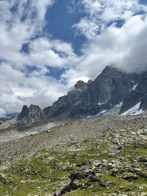 Free Stunning view of a rocky mountain range with clouds in a vibrant, natural setting. Stock Photo